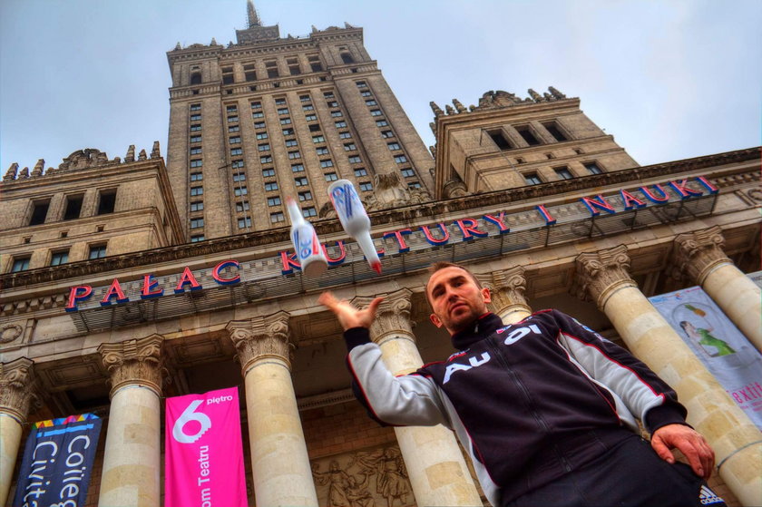 Krzysztof Drabik wszedł na 30. piętro Pałacu Kultury i Nauki żonglując butelkami