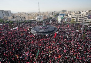 Ožalošćeni se okupljaju na i oko Trga islamske revolucije dok čekaju pogrebnu povorku ubijenog iranskog vrhovnog vođe ajatolaha Alija Hamneija u Teheranu
