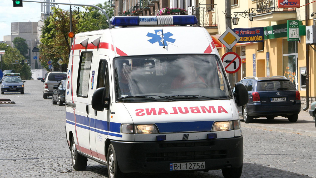 Przed południem na ul. Warszawskiej w Kielcach betoniarka zjechała z drogi, przecięła pas zieleni, uderzyła najpierw w kiosk LOTTO, a potem w sklep spożywczy. Dwie osoby zostały ranne i odwiezione do szpitala.