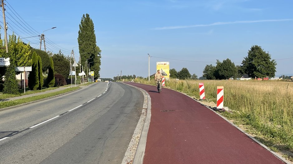 Budowa ścieżki rowerowej - Ćwiklice, skrzyżowanie z ul. Zawadzkiego - 04.08.2022