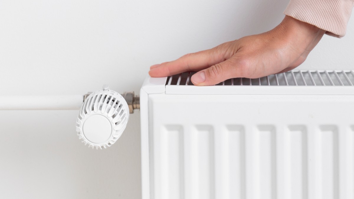 Cum crești temperatura din casă cu 5 grade folosind o banală folie de aluminiu lângă caloriferul călduț 