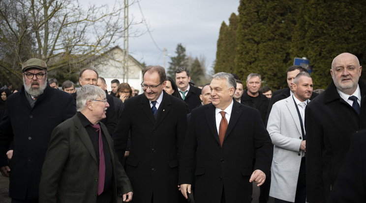 A magyar kormányfő egy kislánnyal készített közös szelfit / Fotó: MTI/Miniszterelnöki Sajtóiroda/Benko Vivien Cher