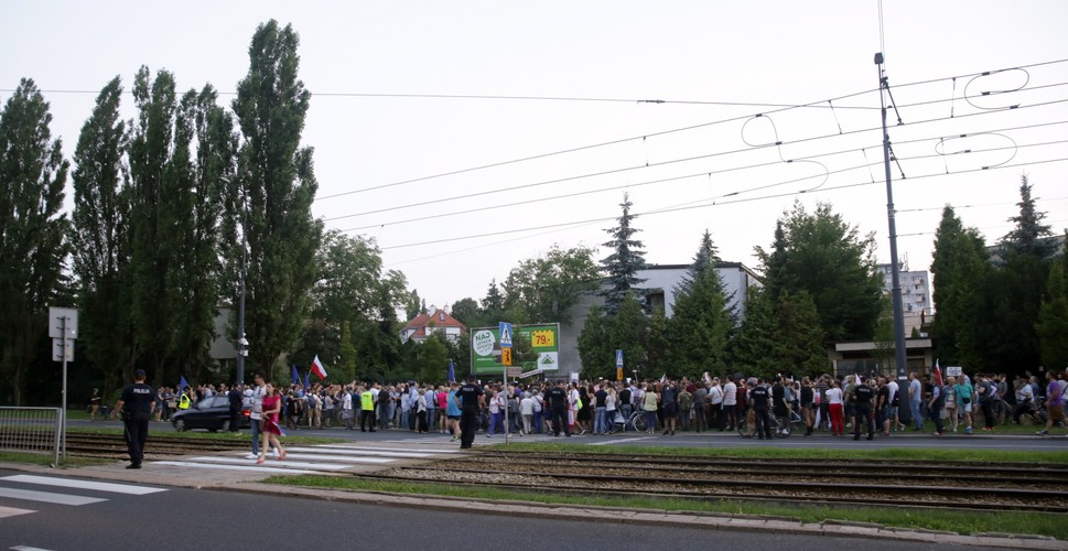 <strong>Protest odbywał się pokojowo, nie słychać było żadnych obraźliwych okrzyków</strong>
<br></br>
Skandowano hasła „Wolne sądy”, „Ja tylko spaceruję”, czy „Ja bez  żadnego trybu”<br></br>