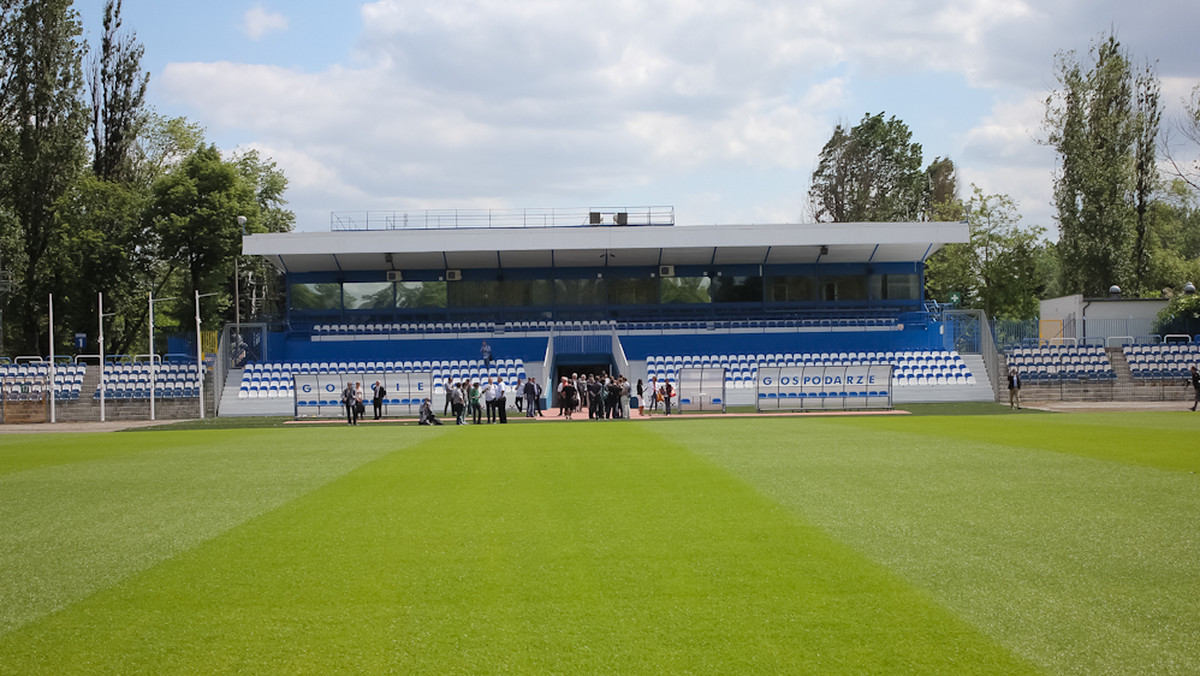 Stadion Hutnika w Krakowie jest już gotowy na przyjęcie reprezentacji Anglii. Modernizacji poddano zarówno płytę boiska, trybuny, system oświetlenia, jak wnętrze budynków. Obiekt prezentuje się olśniewająco i z pewnością brytyjskie bulwarówki nie będą już straszyć tytułami o "piłkarskim śmietniku". (fot. Robert Kulig)