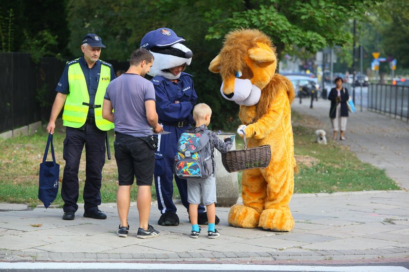 Policjanci rozdali uczniom odblaski