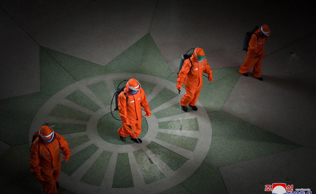 Personel dezynfekujący dworzec w Pjongjangu w ramach kampanii zapobiegania epidemii