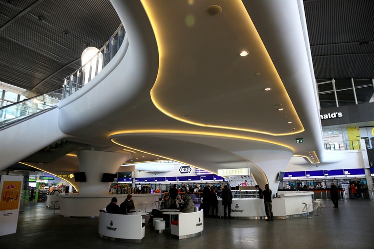 Antresola w hali głównej dworca Warszawa Centralna <br><br> (zuz) PAP/Tomasz Gzell