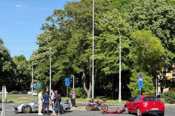 (FOTO) Udes na Novom Beogradu: Delovi vozila rasuti po putu