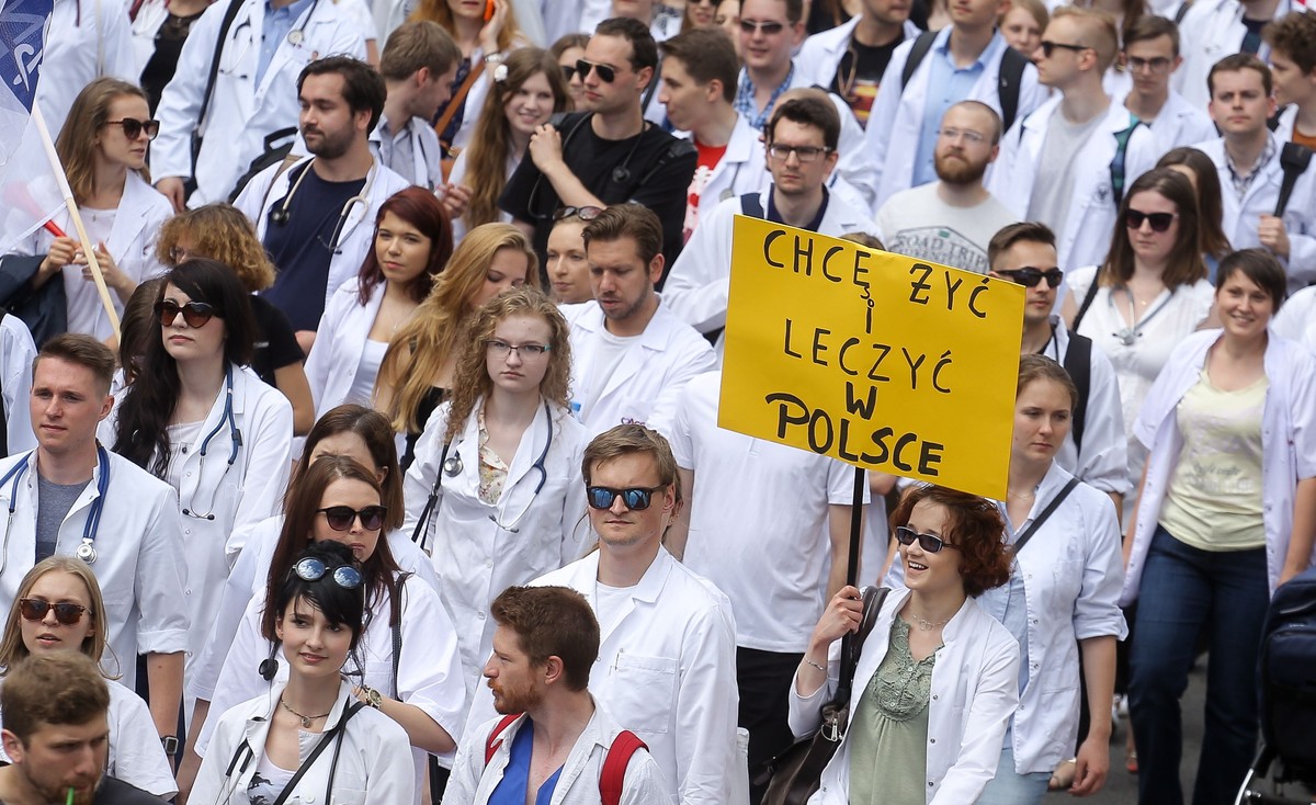 Młodzi lekarze zaczęli strajk pod hasłem "Niech poleje się krew". "To jest igranie rzeczami, które zasługują na większy szacunek"