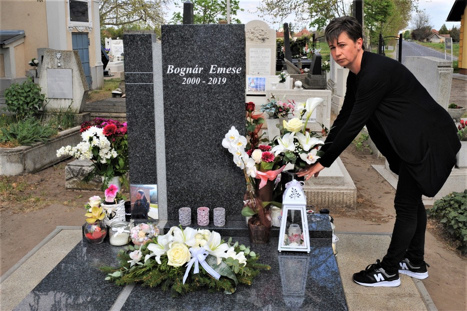 Az édesanya a sírnál: a mai napig talpig feketében gyászol