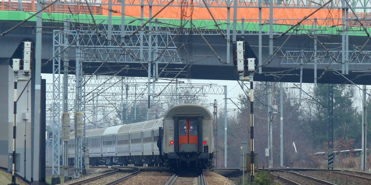 Młody mężczyzna wspiął się na wagon kolejowy, by zrobić zdjęcie. Nie przeżył. 