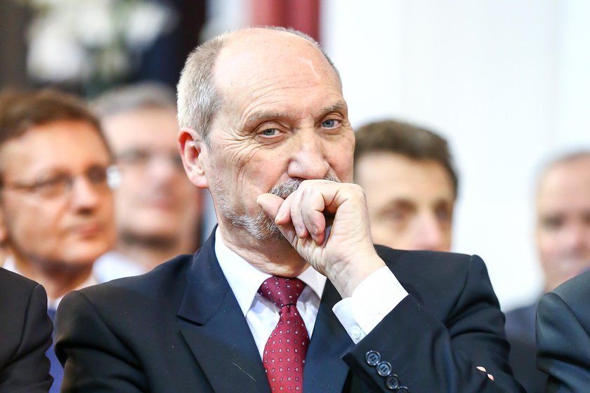 Macierewicz szykuje się na wojnę?