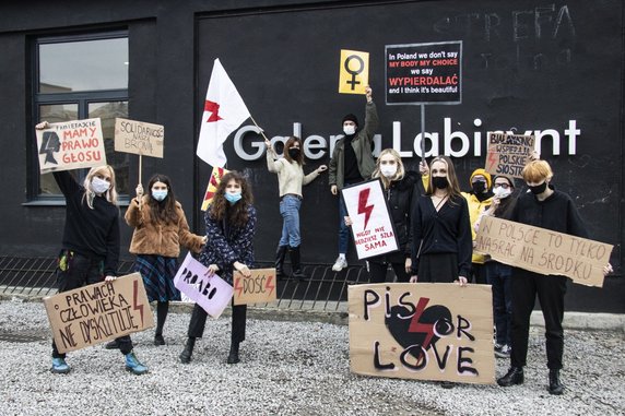 "Nigdy nie będziesz szła sama". Zdjęcia z nowej wystawy w Galerii Labirynt