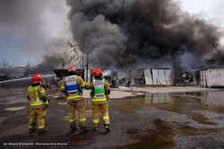 Pożar składowiska w Siemianowicach Śląskich. "Dwóch strażaków poszkodowanych"