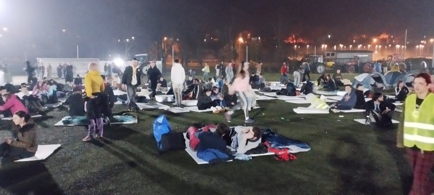 Studenti u Inđiji provode noć