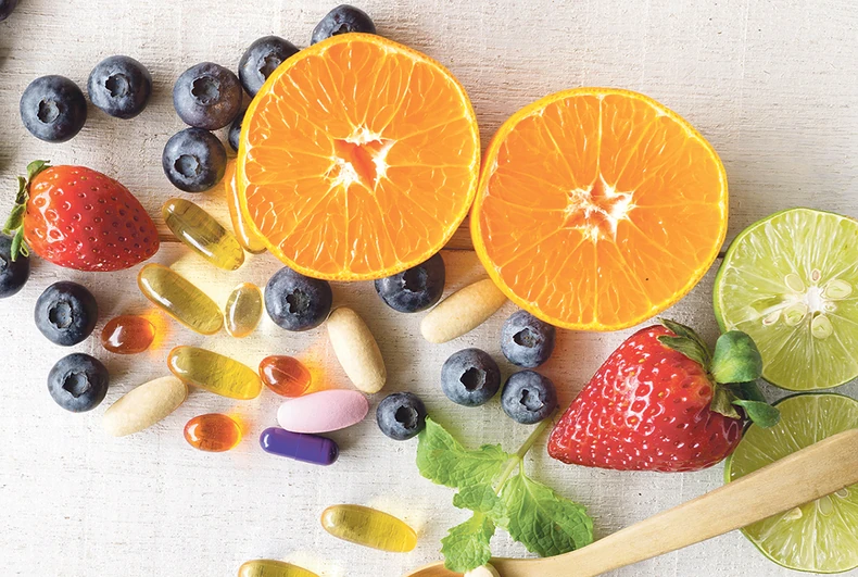 Godine 1912. Hopkins je objavio delo po kojem je najpoznatiji. U njemu demonstrira seriju eksperimenata ishrane životinja da dijeta, koja se sastoji od čistih proteina, ugljenih hidrata, masti, minerala i vode, ne podržava rast životinja