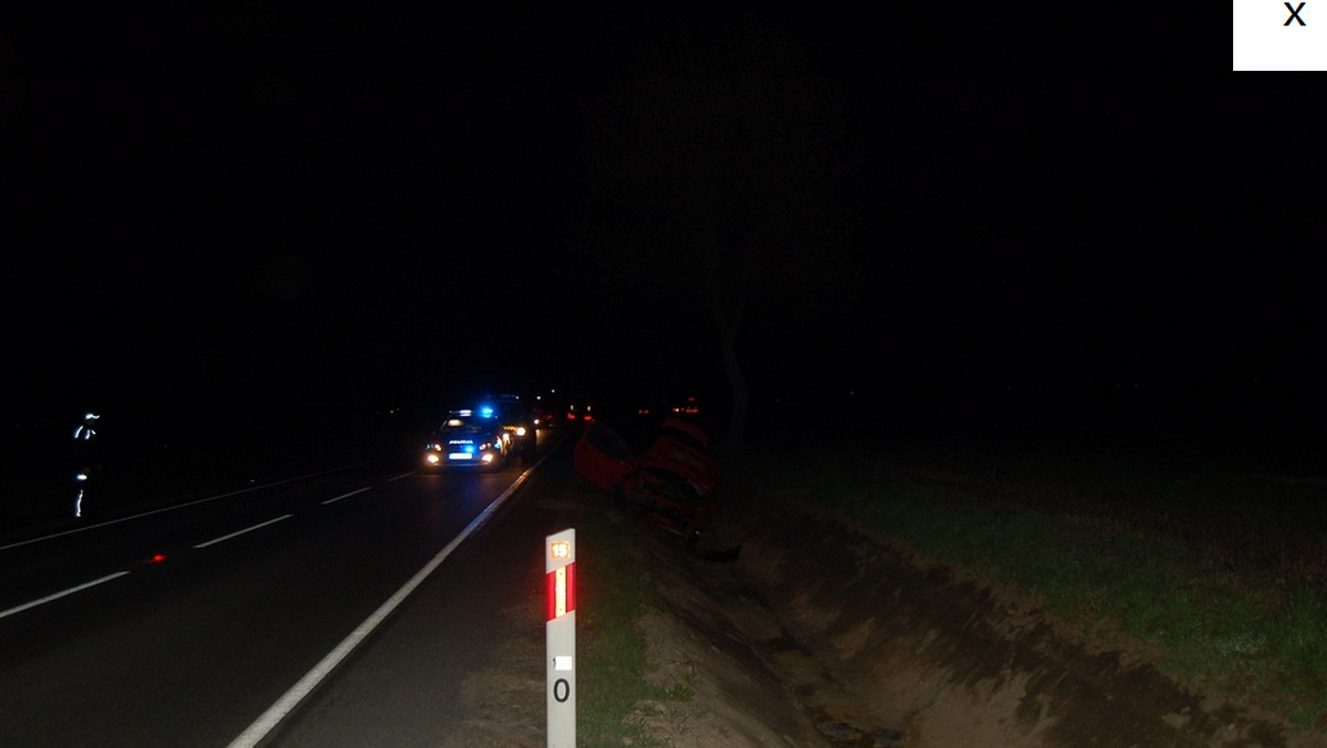 Policjanci z drogówki we Wrześni próbowali zatrzymać kierowcę Opla Tigry w Białężycach. Mężczyzna widząc czerwony sygnał latarki, zamiast zwolnić, znacznie przyspieszył. Nie zwracając uwagi na przepisy ruchu drogowego, postanowił uciec funkcjonariuszom. Jak się później okazało, w jego krwi były dwa promile alkoholu. Jego ucieczka skończyła się w przydrożnym rowie.