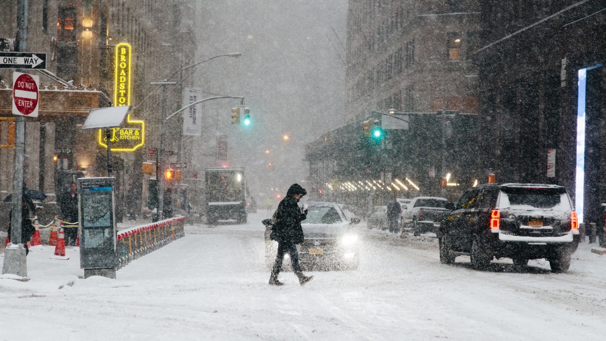 epa06416674 - USA WEATHER WINTER STORM (Winter storm in New York)