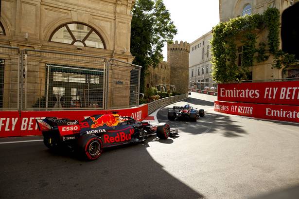 Max Verstappen podczas wyścigu o GP Azerbejdżanu w 2021 roku