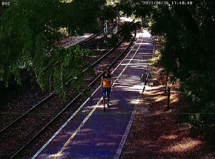 A térfigyelő kamera rögzítette a portyázó férfit, aki ekkor szemelte ki az áldozatát