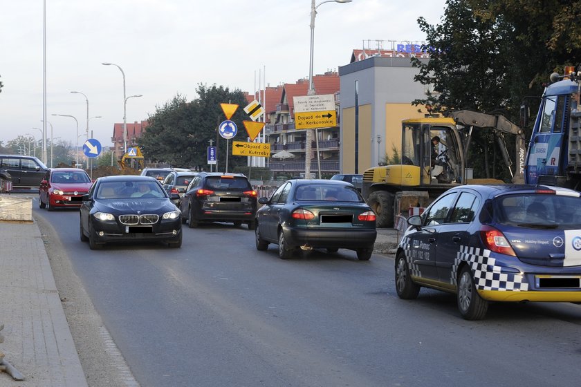 Kierowcy stoją na Zwycięskiej o każdej porze dnia