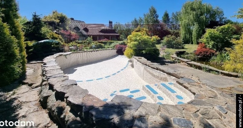 Dom otacza starannie zaprojektowany ogród