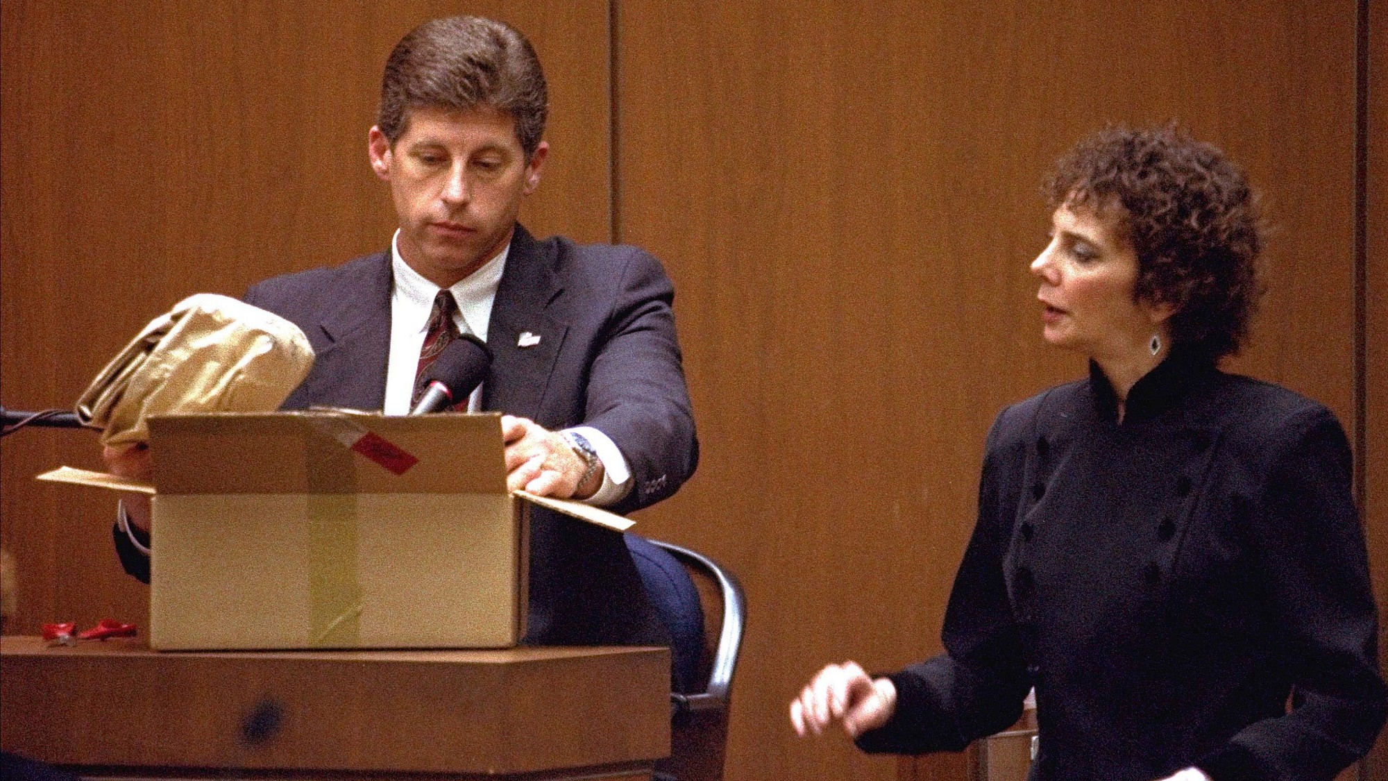Detektív losangeleskej polície Mark Fuhrman ukazuje porote v procese s O. J. Simpsonom dôkazy počas výpovede v roku 1995 v Los Angeles.