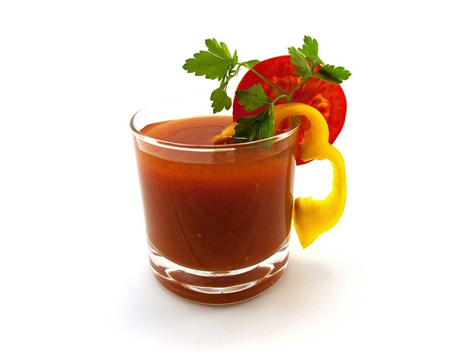 6132_vitaminski-sok-stock-photo-tomato-juice-with-a-segment-of-a-tomato-of-pepper-and-parsley-isolated-on-a-white-background-shutterstock_38926894