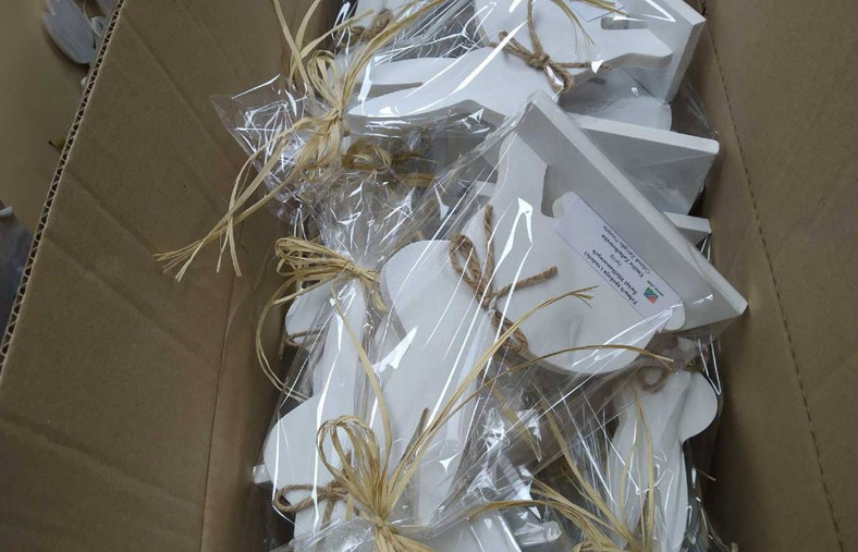 Karton z zajączkami, które pracownicy DPS-u wyprodukowali dla starosty pilskiego