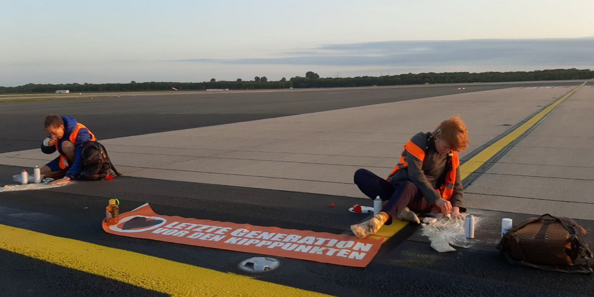 Aktywiści usiedli na drodze kołowania samolotów na lotnisku w Hamburgu.