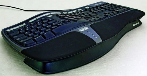 Dołączana do klawiatury Microsoft Natural Ergonomic Keyboard 4000 podstawka podwyższająca podpórkę pod nadgarstki odciąża staw promieniowo-nadgarstkowy. Niestety, przyzwyczajenie się do tej dosyć nietypowej pozycji dłoni nie jest łatwe