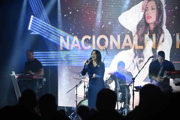 "SNIMALA SE TOKOM INTIMNOG ODNOSA" Pevač raskinuo sa koleginicom (40), pa izneo šok tvrdnje: Ni dan danas ne razgovaraju