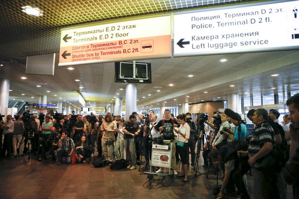 Dziennikarze na moskiewskim lotnisku Sheremetyevo czekają na samolot, którym rzekomo leci Edward Snowden, niedziela, 23 czerwca 2013 r.