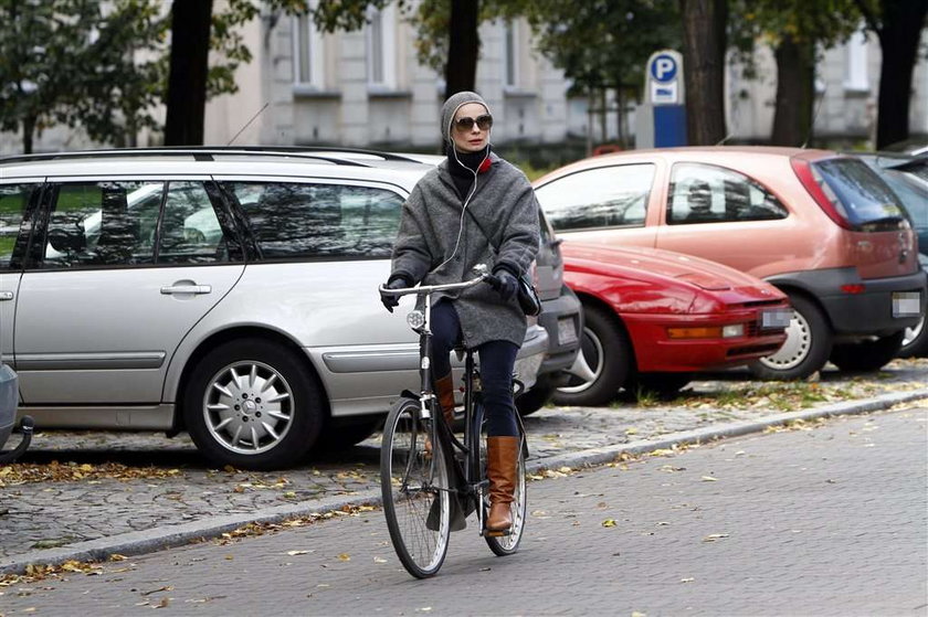 Tak się wozi polska gwiazda! Na rowerze