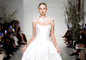 Najmodernije venčanice: U trendu je slojevitost, nose se slip haljine, a devedesete caruju i na venčanjima -  Venčanica kreatorke Mire Zvilinger 