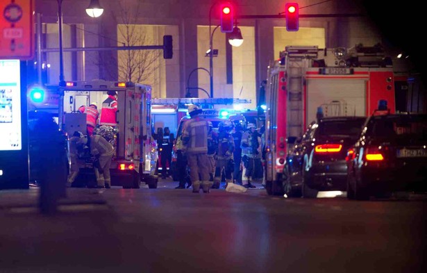 Ciężarówka na polskich numerach wjechała w tłum ludzi w Berlinie. Policja twierdzi, że to zamach