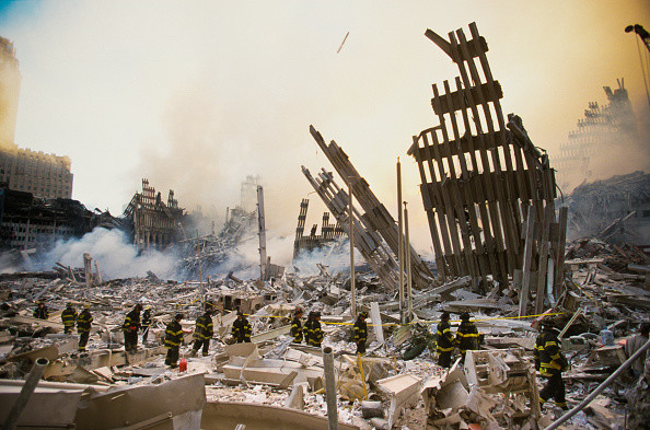 Strażacy przeszukujący gruzy World Trade Center