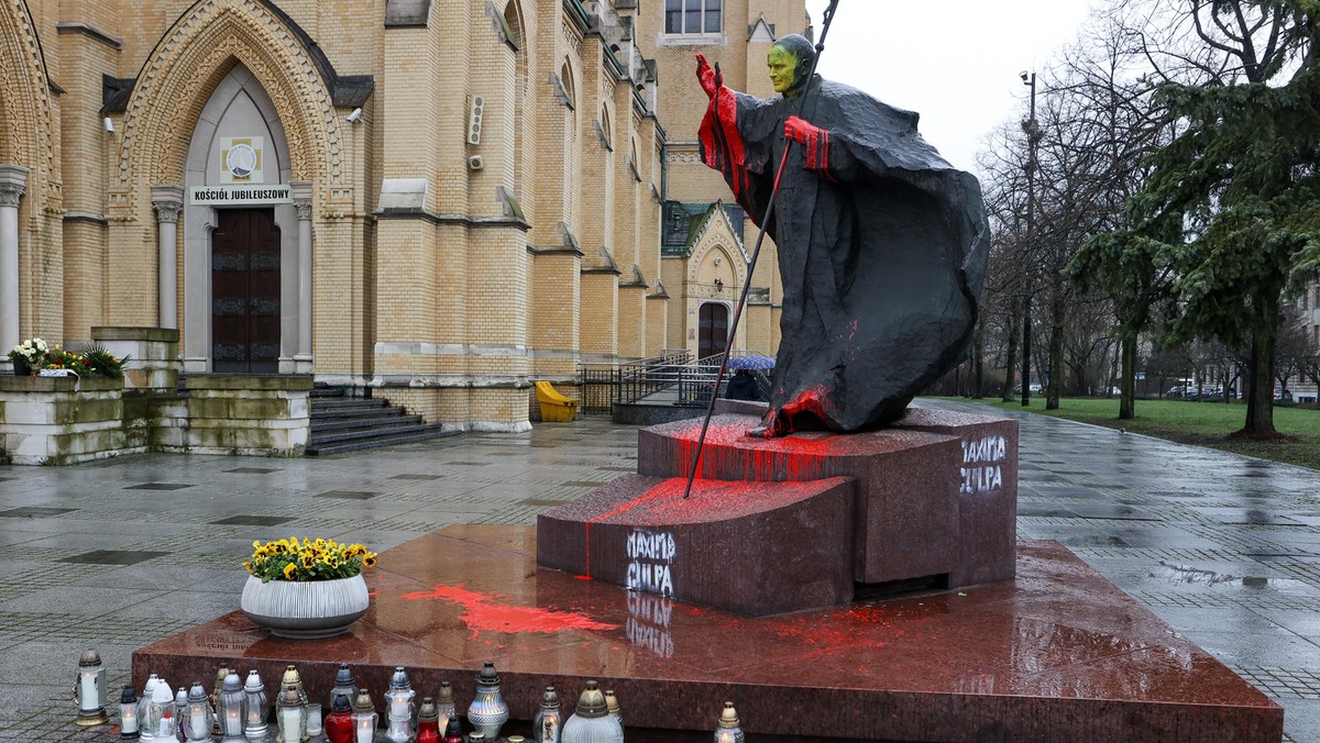 Ile osób znieważyło pomnik Jana Pawła II w Łodzi? "Trwają poszukiwania"