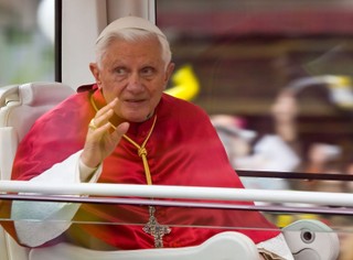 Benedykt XVI jest przytomny, jego stan jest ciężki i stabilny