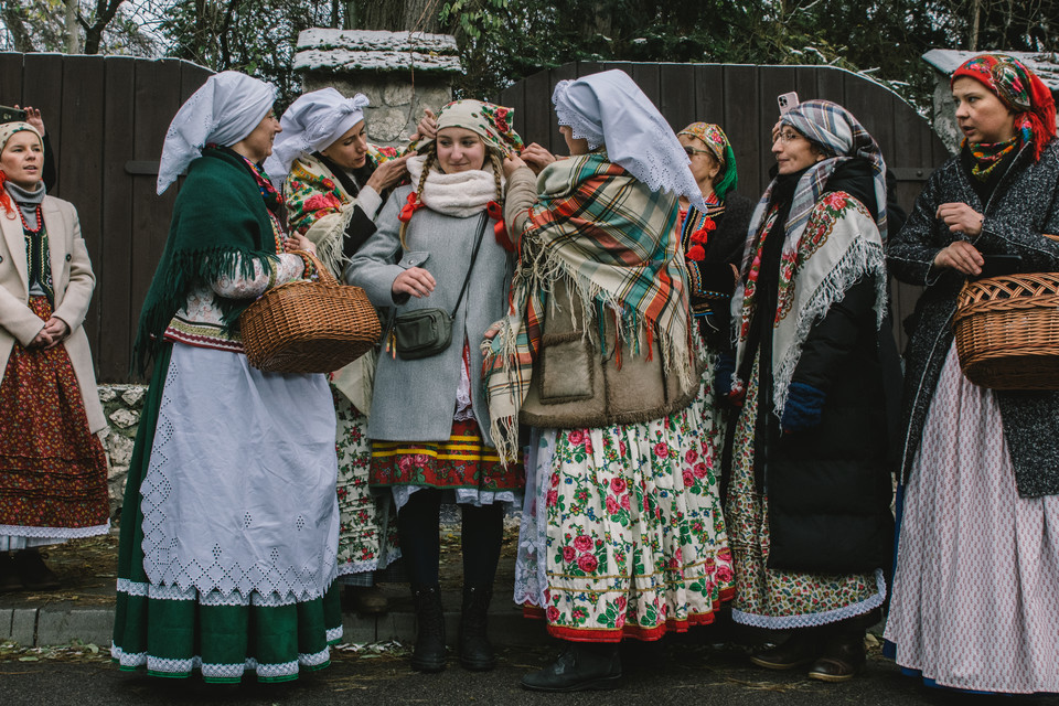 Czepiny. Panna młoda traci koronę z kwiatów, a na głowę zakłada się jej czepiec mężatki