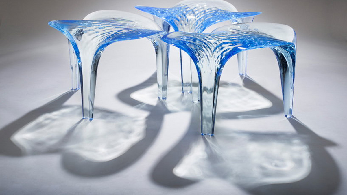 Wszystkim fanom szklanych gadżetów na pewno przypadnie do gustu niezwykły stolik oraz krzesła ze szkła. Pasują zarówno do nowoczesnego, ale też tradycyjnego wystroju wnętrza.