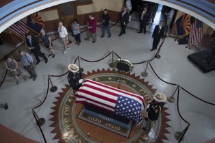 Lewestam: Śmierć McCaina ma historycznie symboliczny wymiar