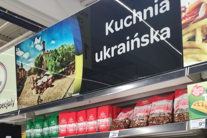 Carrefour wprowadza artykuły ukraińskie do kolejnych polskich sklepów