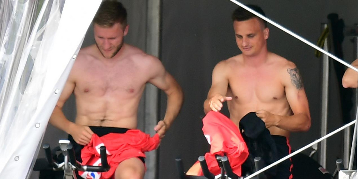 Polscy piłkarze przyłapani bez koszulek w La Baule