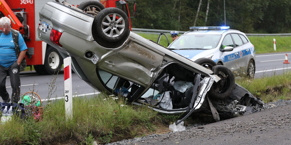 Auto wylądowało na dachu. Wśród rannych 4-letnie dziecko