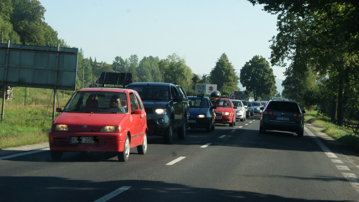 Już od godziny 7:00 korkuje się dziś zakopianka w kierunku Podhala. Największy ruch jest w Skomielnej Białej, Rabce, Klikuszowej i Białym Dunajcu.