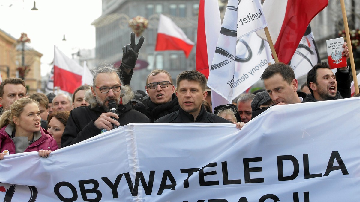 "Wolne media" - pod takim hasłem wyjdą dzisiaj na ulice ludzie w całej Polsce. Kolejny protest Komitetu Obrony Demokracji odbędzie się w 19 miastach w kraju. To reakcja na zmiany w ustawie o radiofonii i telewizji oraz jej następstwa, czyli powoływanie szefów mediów publicznych przez ministra skarbu państwa.