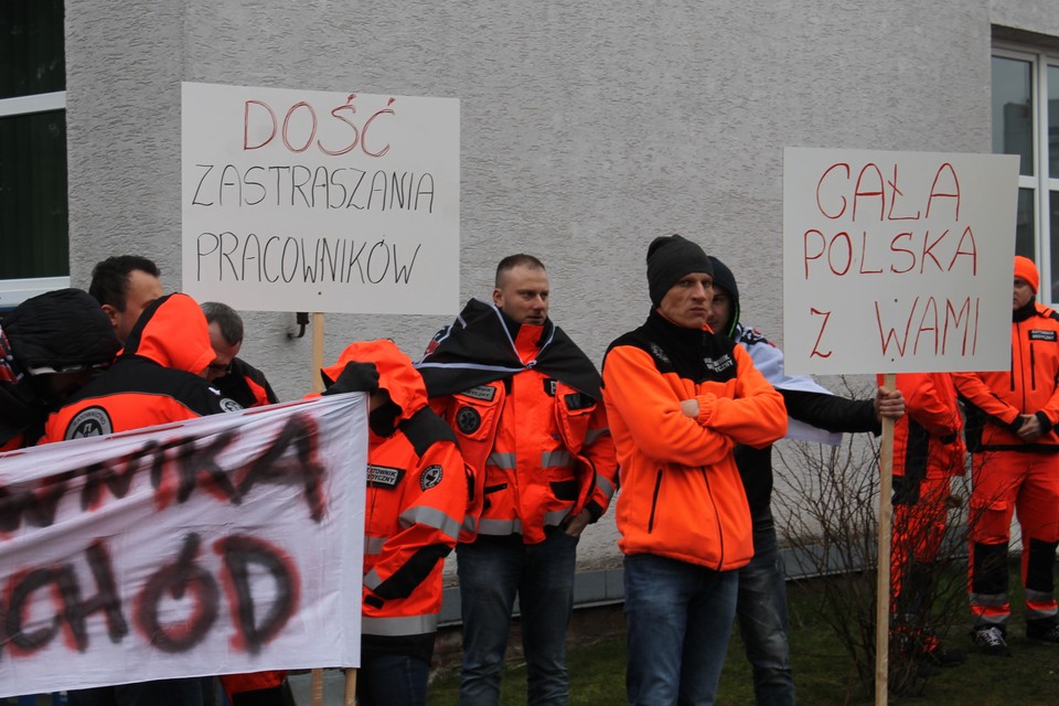 Protest ratowników medycznych w Kielcach. Bronili zwolnionych kolegów