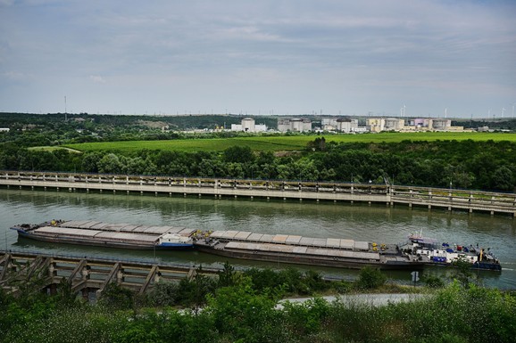 Dunav na istorijskom minimumu: Rumunija potapa barže pune kamenja kako bi spasila dotok vode do nuklearke