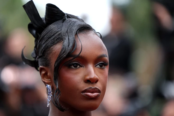 Nestvarno LEPA manekenka stigla POLUGOLA, BEZ BRUSHALTERA i sa TANGOM tanjom od konca za zube: Napred  ŠOK, a kad se okrenula - MUK, GOLA HALJINA zbog koje nekima ozbiljno nije bilo dobro